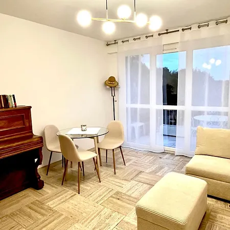 Charming Flat Close To דירה