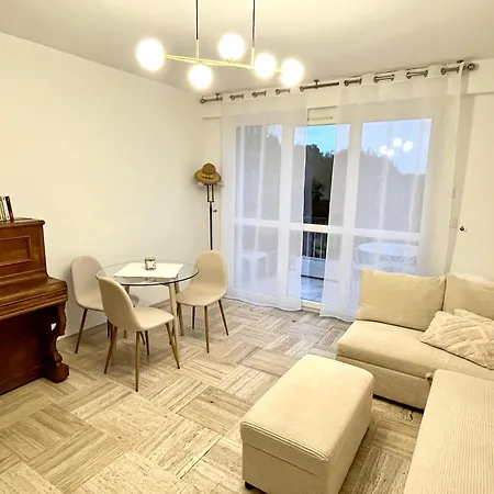 아파트 Charming Flat Close To *