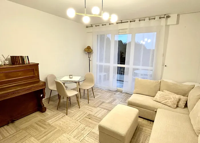 公寓 Charming Flat Close To