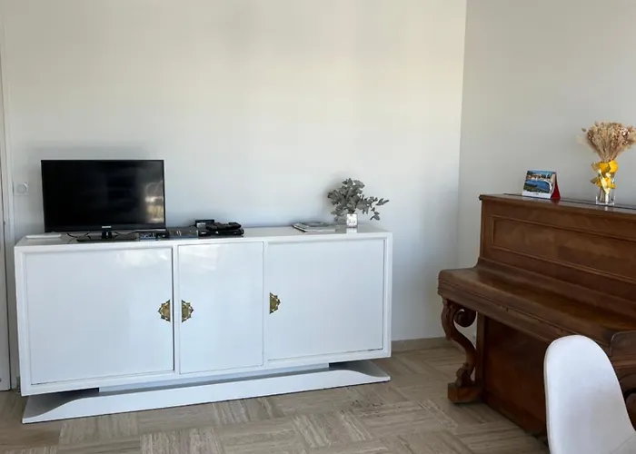 Charming Flat Close To *