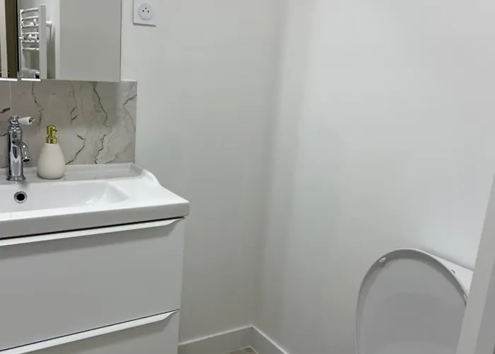 Charming Flat Close To *