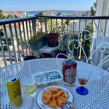 Lägenhet Charming Flat Close To