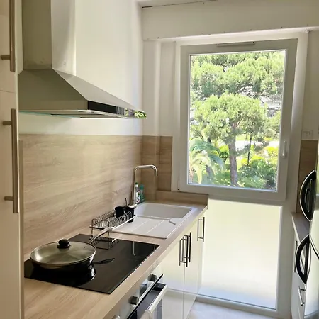 아파트 Charming Flat Close To