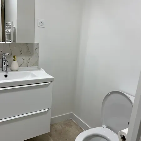 Charming Flat Close To *